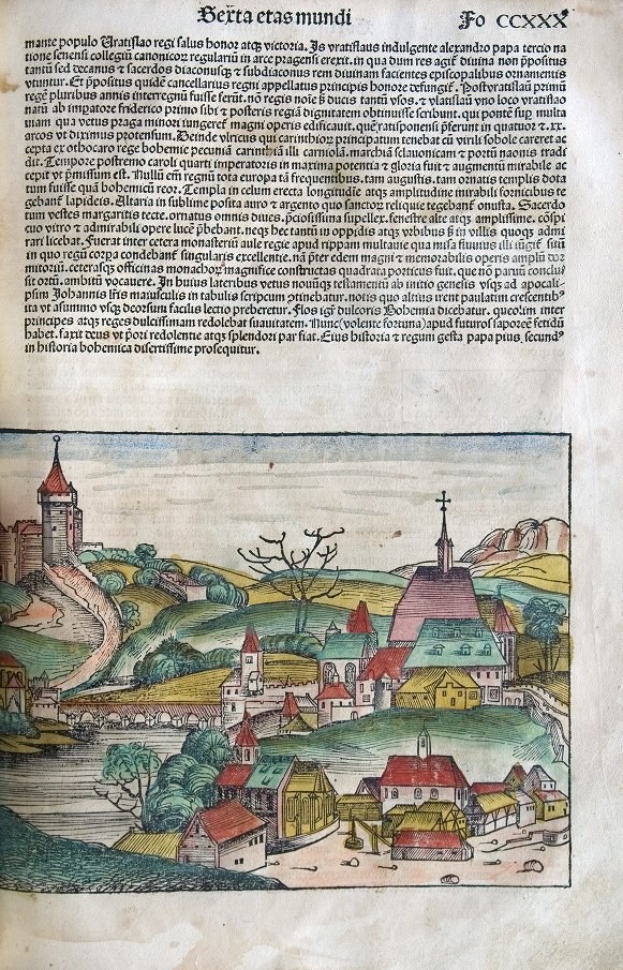 Offenes Buch mit einer detaillierten Illustration einer kleinen Stadt mit Häusern, Bäumen, Hügeln und einem Gewässer, begleitet von Text.