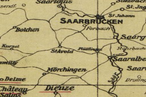 Ein altes, detailliertes Stadtplan von Saarbrücken, Deutschland, mit Straßen, Gebäuden und Sehenswürdigkeiten, versehen mit Text in einer klassischen Schriftart.