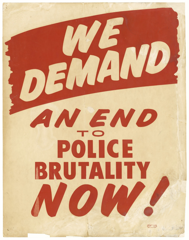 Ein Plakat mit fetter schwarzer Schrift auf weißem Hintergrund, eingerahmt von einem schwarzen Rand, das 'Wir fordern jetzt ein Ende der Polizeigewalt' in einer modernen, einprägsamen Schriftart trägt.
