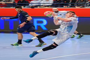 Eine Gruppe von Männern spielt Hallenfussball auf einem Platz während der Futsal-Weltmeisterschaft 2019, mit Zuschauern im Hintergrund.