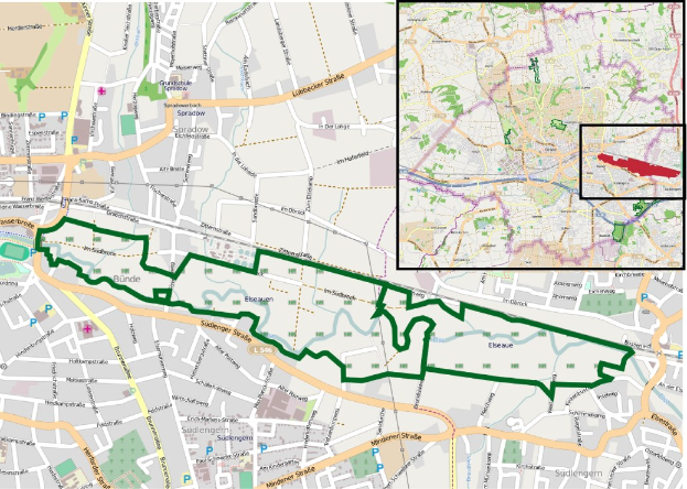 Karte einer Stadt, die in zwei Abschnitte unterteilt ist, mit einer grünen Linie, die die Route einer Radtour anzeigt, die Straßen, Sehenswürdigkeiten, Start-/Zielpunkte, Dauer und Punkte von Interesse zeigt.