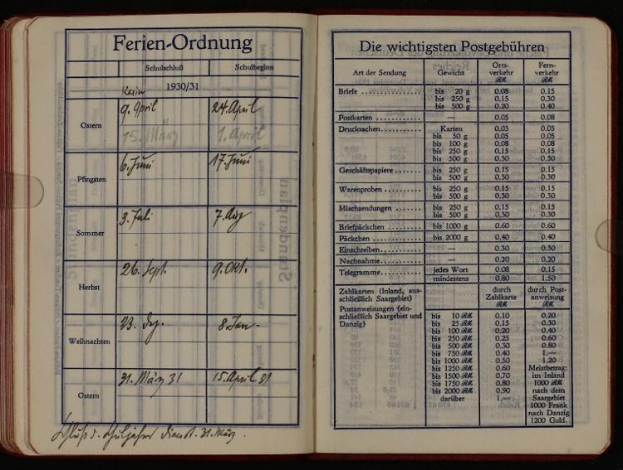 Offenes Buch mit schwarzem Hintergrund, das Text und Zahlen anzeigt und als deutscher Postaufkleber aus dem Jahr 1930 identifiziert wird.