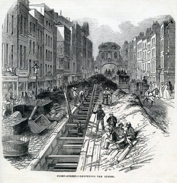 Schwarze und weiße Zeichnung einer Stadtstraße namens Fleet Street mit Menschen, die zwischen Gebäuden gehen, Laternenpfählen an der Straße und Text unten lesend "Fleet Street - Verteidigend den Abwasserkanal."