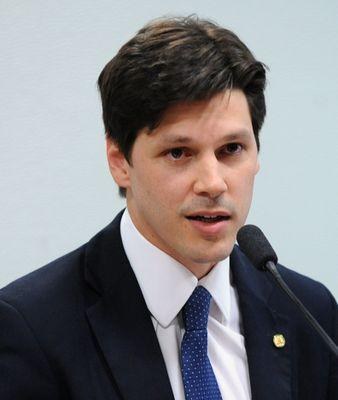 Ein Mann im Anzug spricht in ein Mikrofon, wahrscheinlich um ein Regierungsgesetz zur Verbots des Internets zu unterstützen.