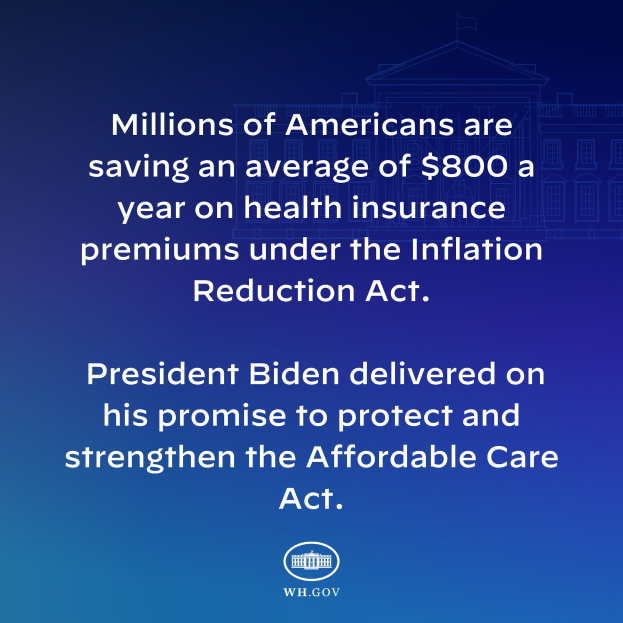Blauer Hintergrund mit weißer Schrift, die "Millionen von Amerikanern sparen durchschnittlich 800 USD pro Jahr an Gesundheitsversicherungsprämien unter dem Inflation Reduction Act" in der Mitte zeigt, mit einem Logo rechts daneben.