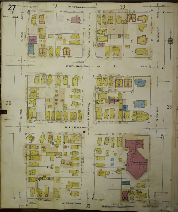 Offenes Buch mit detaillierter Stadtkarte mit Straßen, Gebäuden und Sehenswürdigkeiten, wahrscheinlich ein Stadtplan.