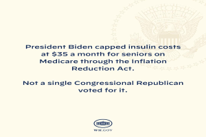 Plakat mit dem Text "Präsident Biden beschränkte die Insulinkosten auf 35 Dollar pro Monat für Senioren mit Medicare durch das Inflation Reduction Act" und einem Logo.