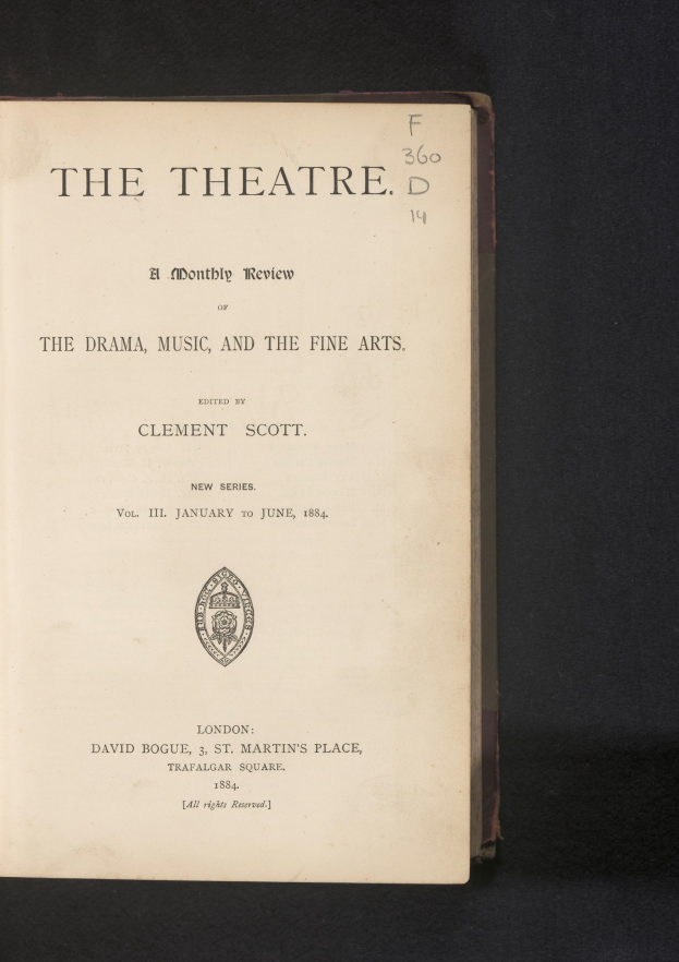 Offenes Buch mit dem Titel "The Theatre: A Monthly Review of the Drama, Music, and the Fine Arts" und einem Logo auf der Seite.