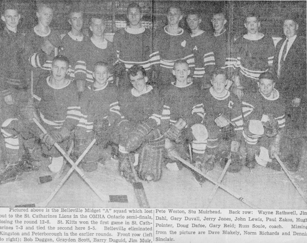 Ein Schwarz-Weiß-Foto einer Eishockeymannschaft, bei dem einige Spieler stehen und einige sitzen, alle halten Eishockeyschläger, mit Text unten.