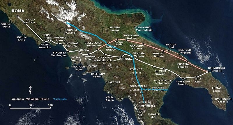 Blaue Linie auf einer Karte von Italien, die eine kreisförmige Zugroute von Rom zeigt, die verschiedene Städte und Ortschaften durchfährt.
