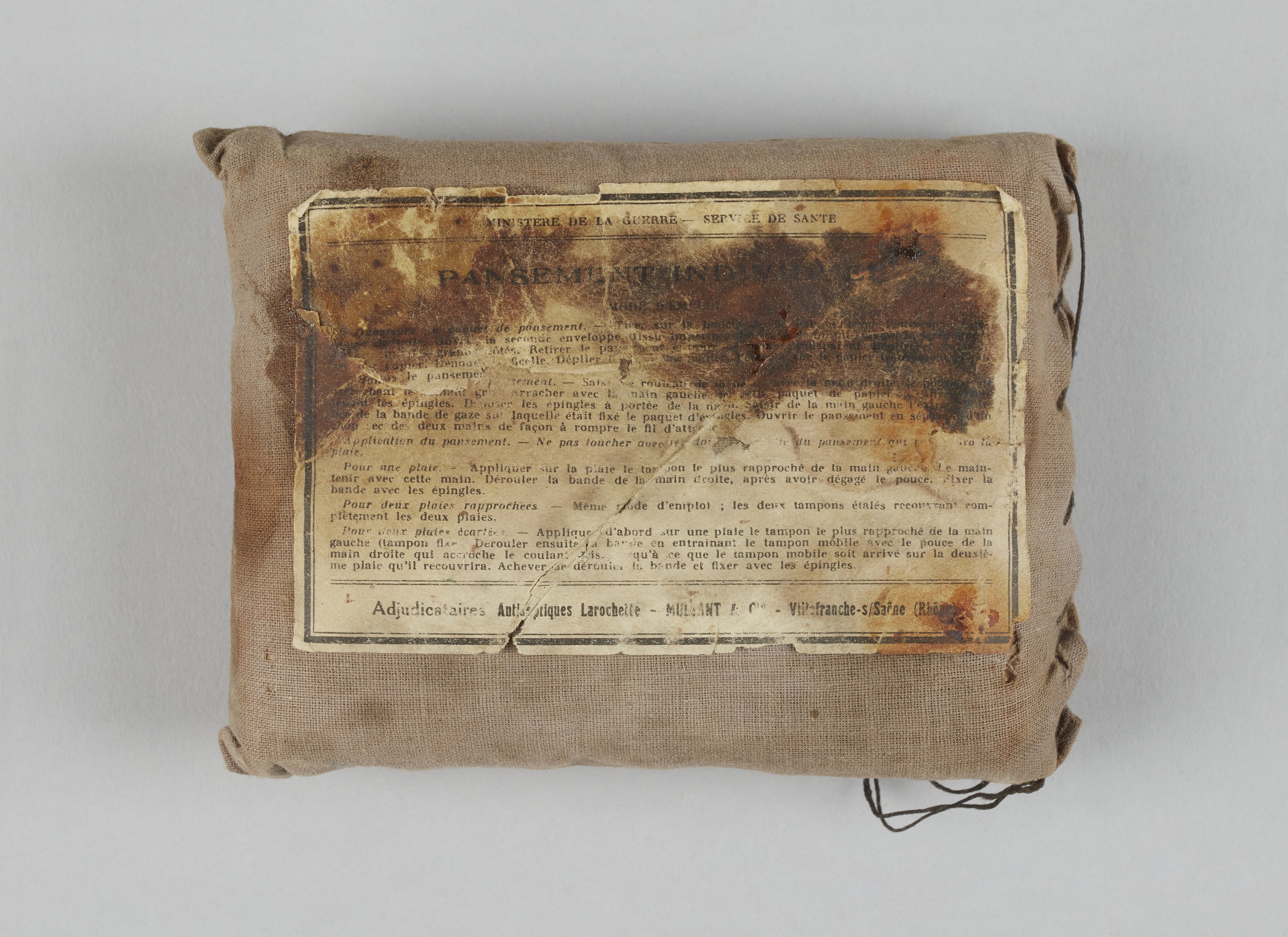 Kleiner Verbandskoffer mit einer Anleitung obenauf.