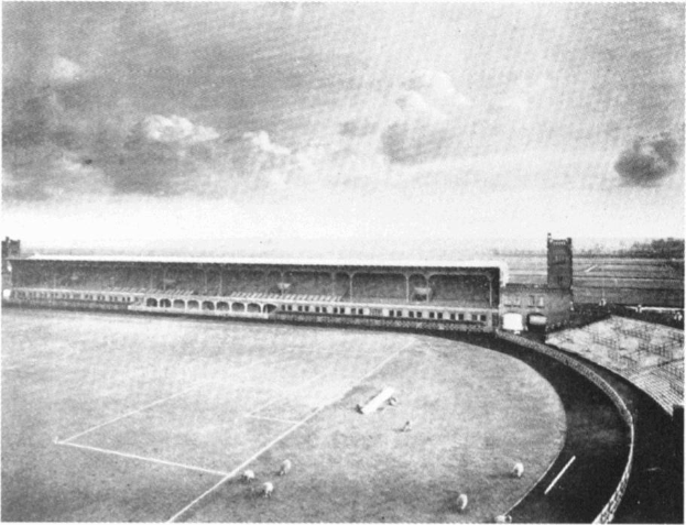 Schwarzes und weißes Foto eines Fußballfelds mit einem Stadion, das von Bäumen und einem bewölkten Himmel umgeben ist, mit dem Text "Stoke City Football Club" unten.