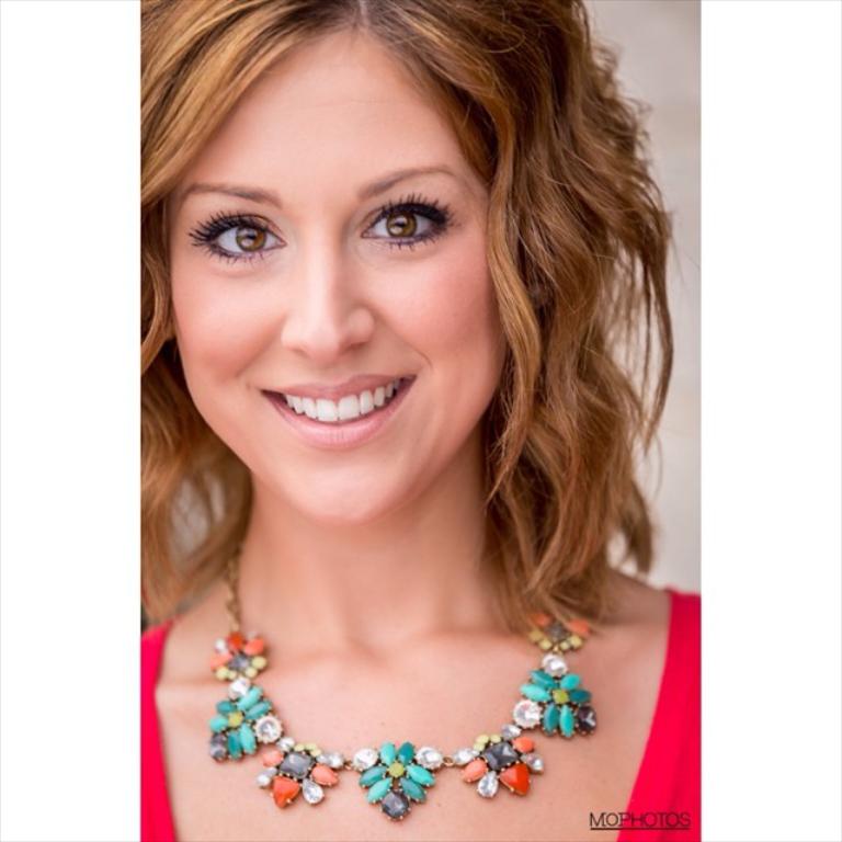 Eine Frau in einem roten Kleid posiert, mit Text in der rechten unteren Ecke.