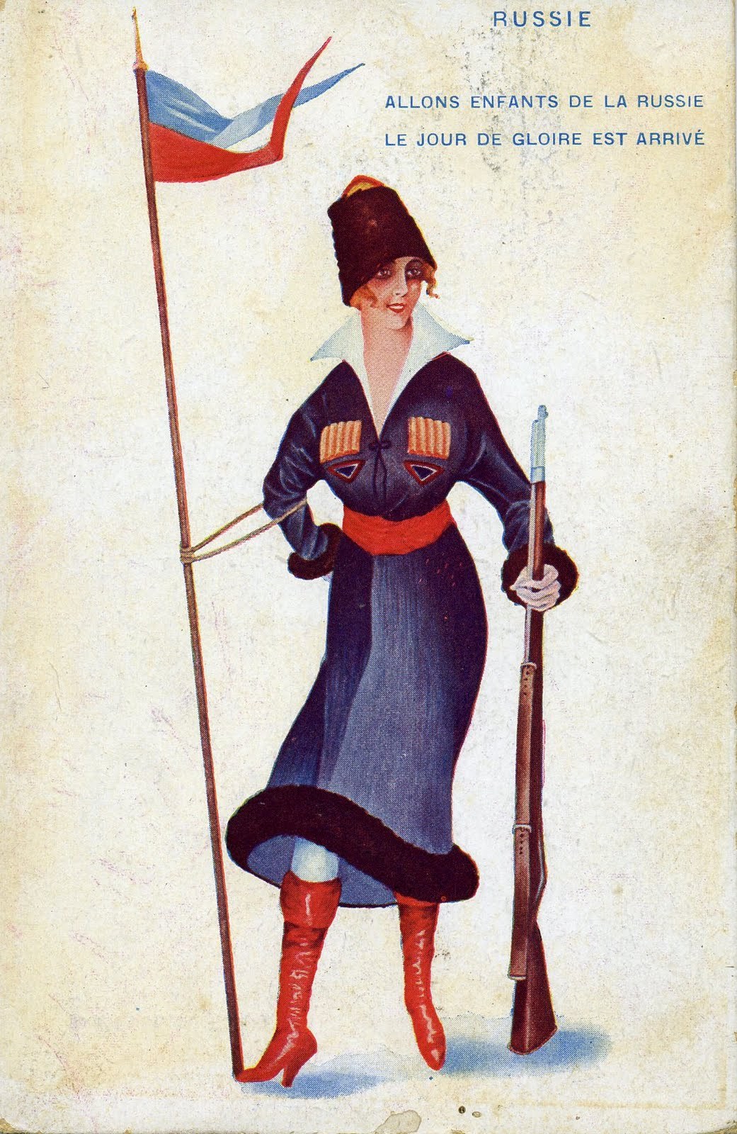 Eine Frau in russischer Militärkleidung mit einem Gewehr und einer Fahne, mit dem Text "Allons enfants de la Russie" oben und unten auf dem Bild.