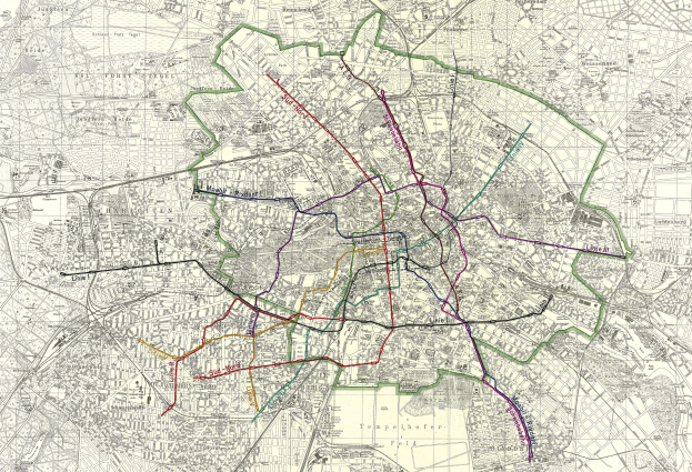 Farbenfrohe Linien auf einer alten Karte von Berlin zeigen die Route des Berliner U-Bahn-Systems.