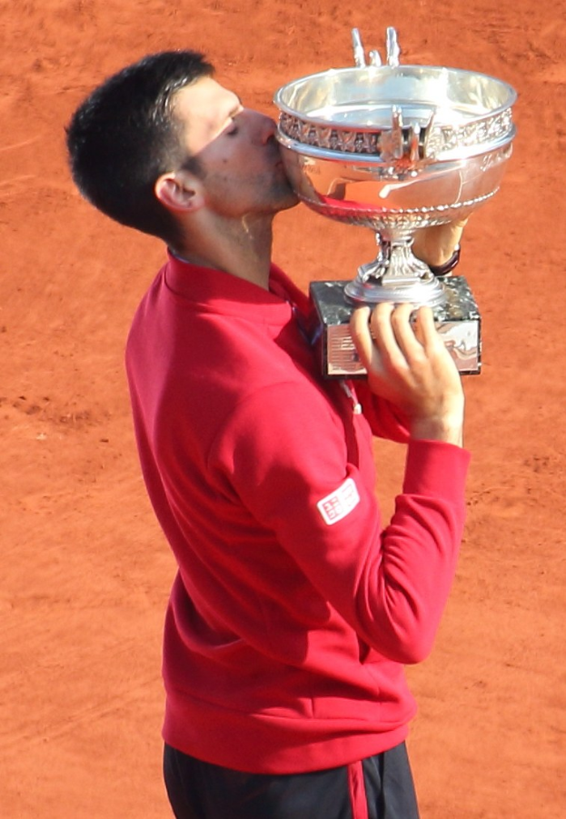 Novak Djokovic mit dem French-Open-Pokal und Feier nach dem Sieg gegen Rafael Nadal im Finale der Herren-Einzel.