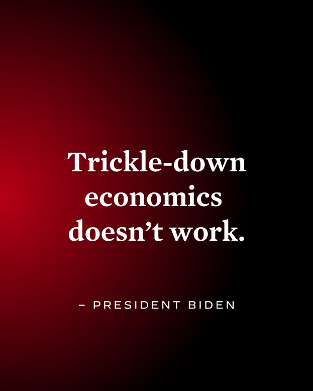 Plakat mit fettem schwarzem Text "Trickle-Down Economics Works Not" auf einem weißen Hintergrund, eingerahmt von einem schmalen schwarzen Rand, begleitet von einem Zitat von Präsident Biden.