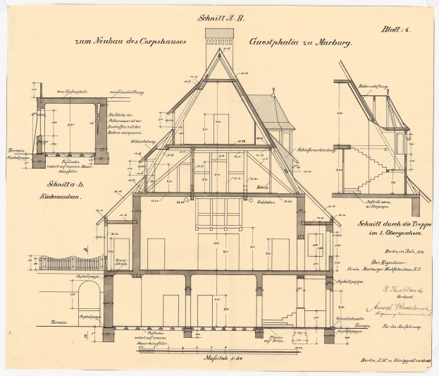 Schwarz-weißes Architekturzeichnung eines Hauses mit zahlreichen Fenstern und einem Dach mit First, begleitet von detaillierten Plänen und Text auf altem Papier.