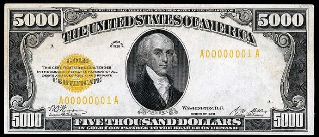 Ein US-amerikanischer Fünftausend-Dollar-Schein mit einem Porträt von George Washington, auf dem 'United States' und 'Fünftausend Dollar' in fetter Schrift auf einem schwarzen Hintergrund stehen.