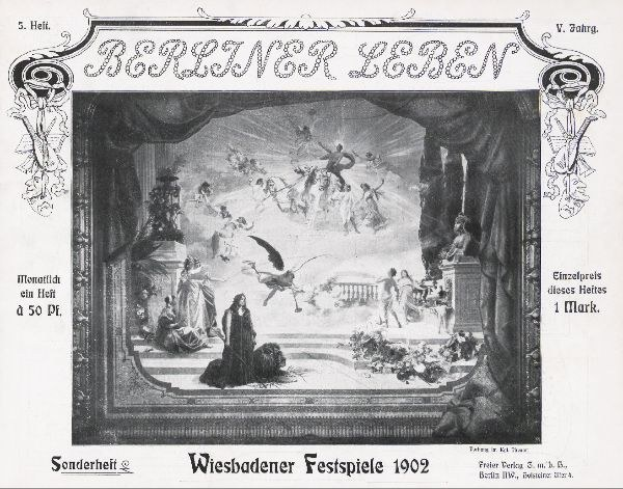 Schwarz-weiß-Foto einer Bühne von den 1902er Wiesbadener Festspielen mit Darstellern in traditioneller deutscher Tracht, bunten Bühnendekorationen und einem jubelnden Publikum im Hintergrund.