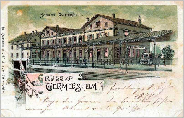 Schwarz-weiß-Postkarte des Bahnhofs Germersheim in Deutschland, zeigt ein Gebäude mit Fenstern, einen Zaun, einen Straßenpfahl, Menschen, Fahrzeuge, Bäume und einen bewölkten Himmel; Text lautet "Bahnhof Germersheim".
