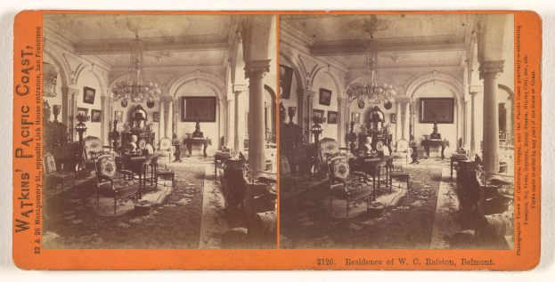 Ein sepiafarbenes altes Foto eines Wohnzimmers mit Stühlen, Tischen, Kronleuchtern, gerahmten Bildern an den Wänden und Säulen sowie verblasstem Text.