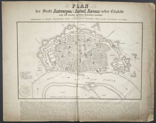 Eine detaillierte Karte von Berlin auf einem alten Buchdeckel, mit sichtbaren Straßennamen, Gebäuden und Landmarken, begleitet von Texten über die Stadtbevölkerung und Merkmale.