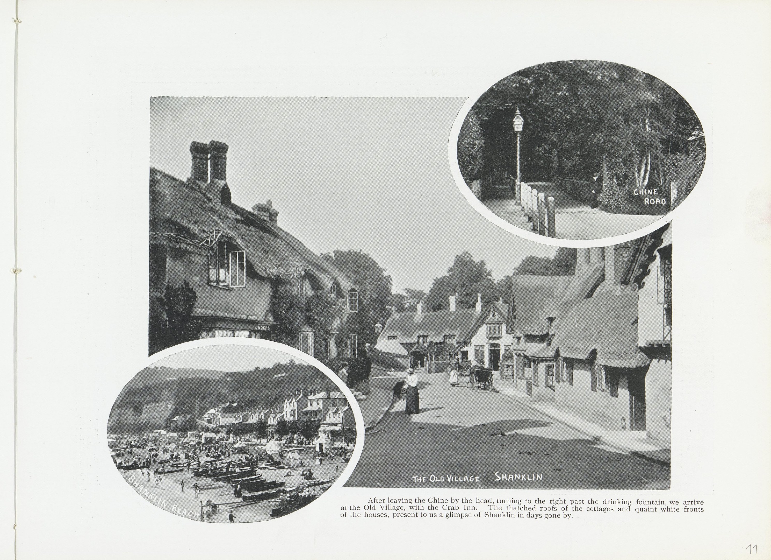 Schwarzes und weißes Foto eines Dorfes mit Reetdächern, Straßenlaternen, Menschen auf der Straße, Bäumen und einem klaren Himmel, mit Text unten.