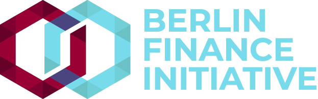 Logo der Berlin Finance Initiative mit einem blauen Kreis mit weißer Umrandung und einem weißen "B" in der Mitte, umgeben von einem weißen Ring mit einem blau-weißen Karomuster, alles auf einem weißen Hintergrund mit der Aufschrift "Berlin Finance Initiative" in fetter schwarzer Schrift.