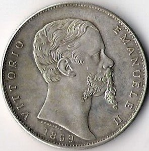 Eine Silbermünze aus Italien aus dem Jahr 1859 mit dem Bild eines bärtigen Mannes, darauf die Inschrift "Vittorio Emanuele II" auf einem weißen Hintergrund.