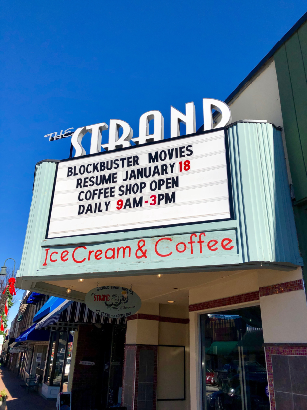 Der Strand-Blockbuster-Kinofilm startet am 18. Januar im Kaffeehaus mit einem Namen, einer Straßenlaterne, einer Baumgruppe, Topfpflanzen und einem bewölkten Himmel.