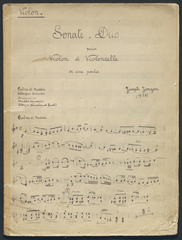 Notenblatt mit der Aufschrift "Sonate Duo" auf einem schwarzen Hintergrund.