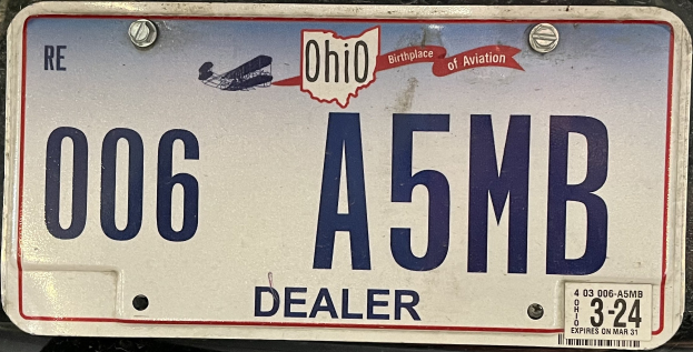 Kfz-Kennzeichen auf der Rückseite eines Autos mit alphanumerischen Zeichen.