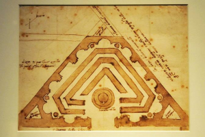 Eine detaillierte Zeichnung einer Mayapyramide auf einem Blatt Papier mit begleitendem Text.