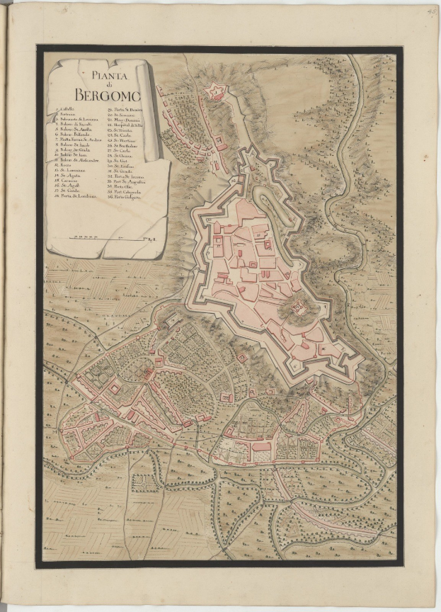 Ein abgenutztes Buch mit einer detaillierten historischen Karte von Bergamo, Italien, das sichtbare Straßen, Gebäude und Sehenswürdigkeiten zeigt, zusammen mit Texten, die die Bevölkerung, Geschichte und Kultur der Stadt beschreiben.