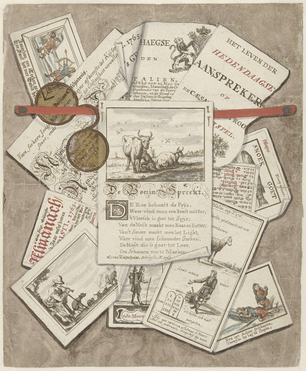 Altes Buch mit Spielkarten und Münzen darauf.