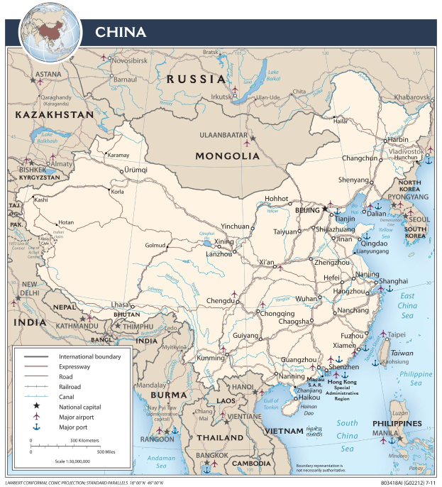 Eine detaillierte politische Karte von China mit Nachbarländern, wichtigen Städten, Flüssen und geografischen Merkmalen, begleitet von erklärendem Text und einem Logo.