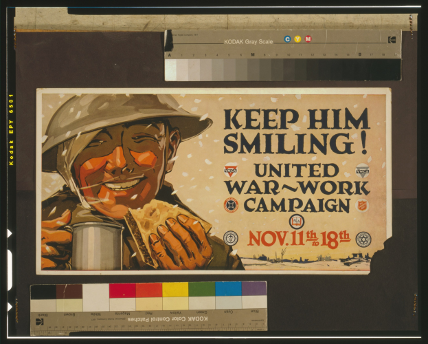 Eine Person in militärischer Uniform hält eine Tasse mit entschlossener Miene, umgeben von fettem weißen Text auf schwarzem Hintergrund, der "Keep Him Smiling - United War-Work Campaign" lautet.