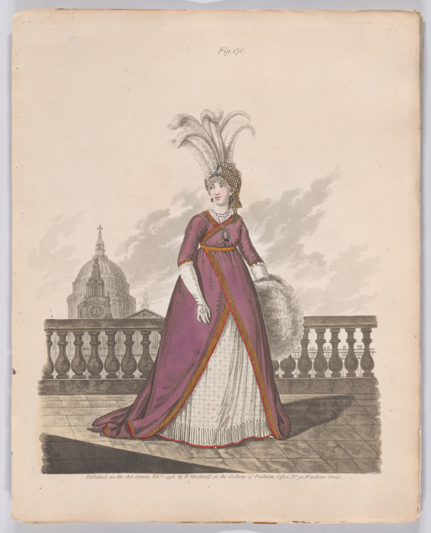 Eine Frau in einem lila und weißen Kleid mit einem Federkopfschmuck steht an einem Geländer, mit einem Gebäude und Wolken im Hintergrund, beschriftet mit "Fashion of New York, New York Street, 1790."