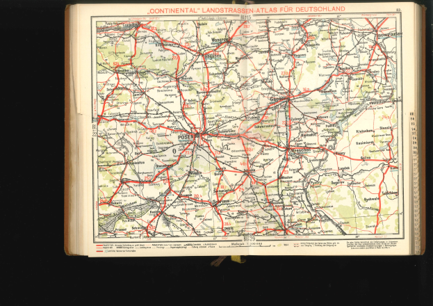 Offenes Buch mit detaillierter Karte von Deutschlands Straßen und Autobahnen auf schwarzem Hintergrund.
