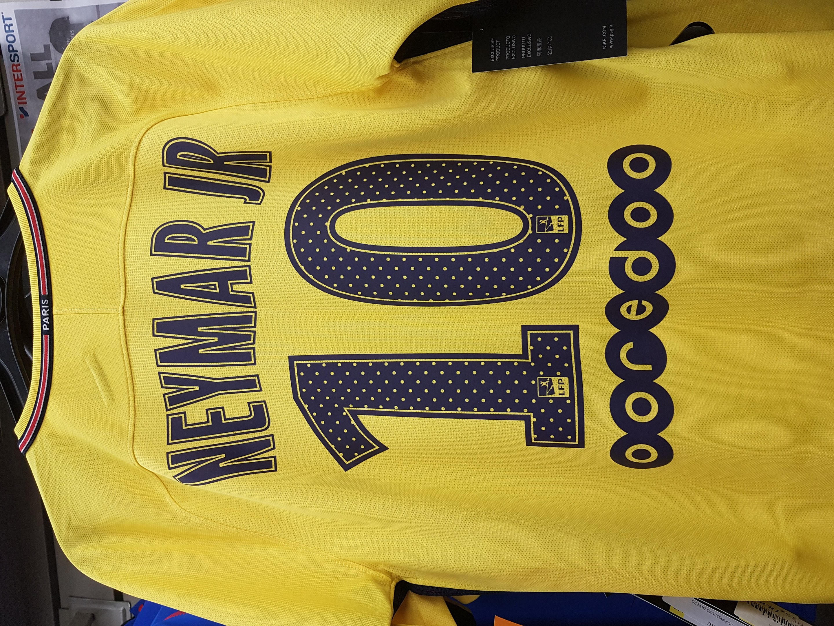 "Fake" Fussballtrikot?: Trio überfällt Mann in Halle-Neustadt