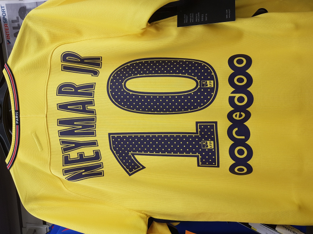 "Fake" Fussballtrikot?: Trio überfällt Mann in Halle-Neustadt