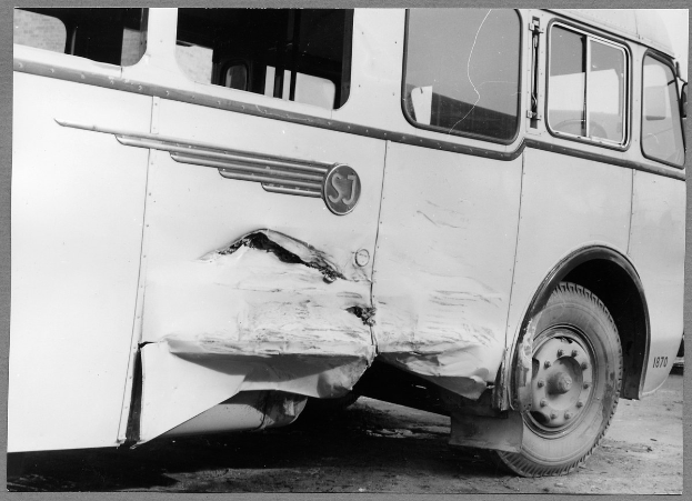 Feuerwehrmann in Schutzausrüstung steht in einem raucherfüllten Türrahmen eines brennenden Gebäudes, mit einem Tür und einem Objekt auf beiden Seiten.
