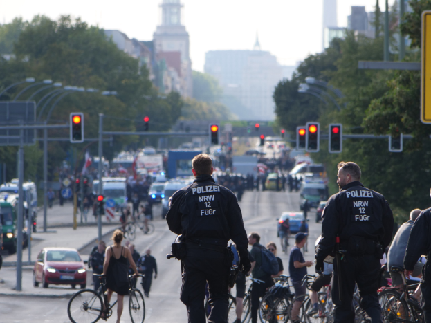 Großangelegte Polizeirazzien in Halle (Saale): 140 Verstöße festgestellt