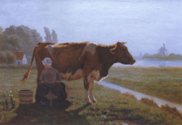 Eine Frau melkt eine Kuh auf einer grünen Wiese mit Pflanzen und Bäumen, einem Gewässer, einem Haus und einer Windmühle in der Ferne unter einem strahlend blauen Himmel.