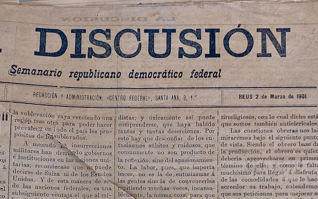 Gelblicher Zeitungsausschnitt mit schwarzer Tinte, ├ťberschrift "Semanario Rep├║blicano Democr├ítico Federal", Wort "Diskussion" sichtbar, leicht zerknittert.