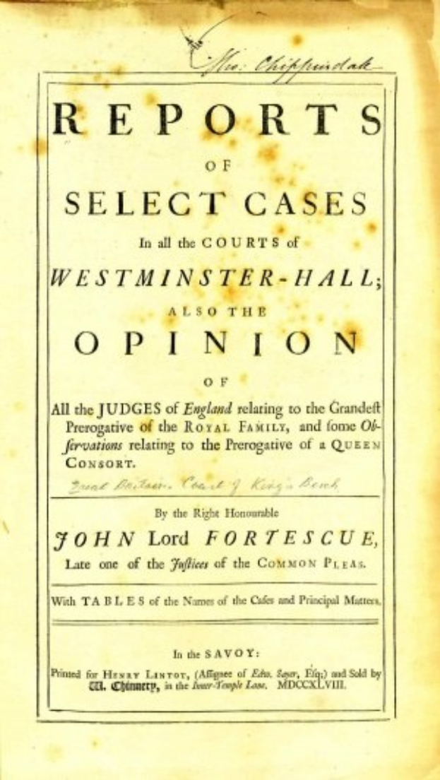Deckblatt eines alten Buches mit dem Titel "Berichte über ausgewählte Fälle in den Gerichten von Westminster-Hall sowie die Meinung von John Lord Fortescue" mit einer offenen Seite, die schwarzen Text zeigt.