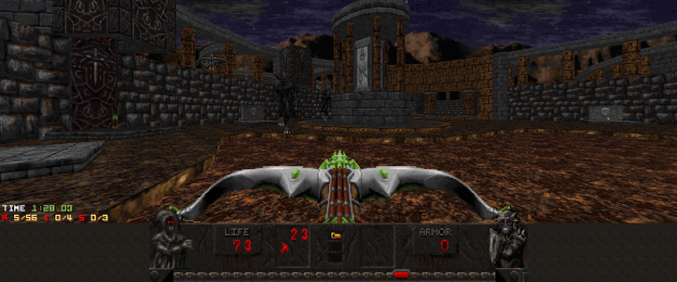 Ein Dungeon in *Dungeon Master II* mit einem Drachen in der Mitte, umgeben von Wänden, Säulen und Gegenständen, mit Spielerdaten am unteren Rand.