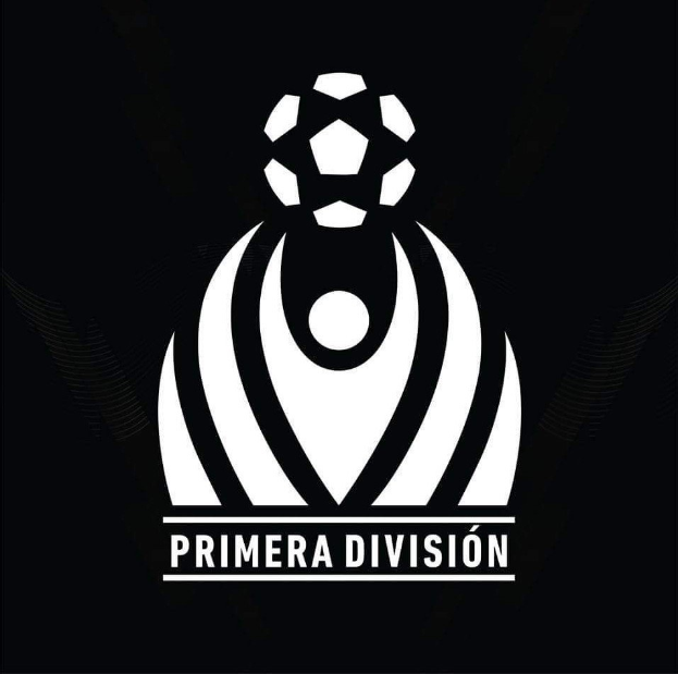 Schwarzes und weißes Primera Division-Logo mit einem Fußball in einem weißen Kreis, mit "Primera Division" in fetter weißer Schrift darüber, auf einem schwarzen Hintergrund.