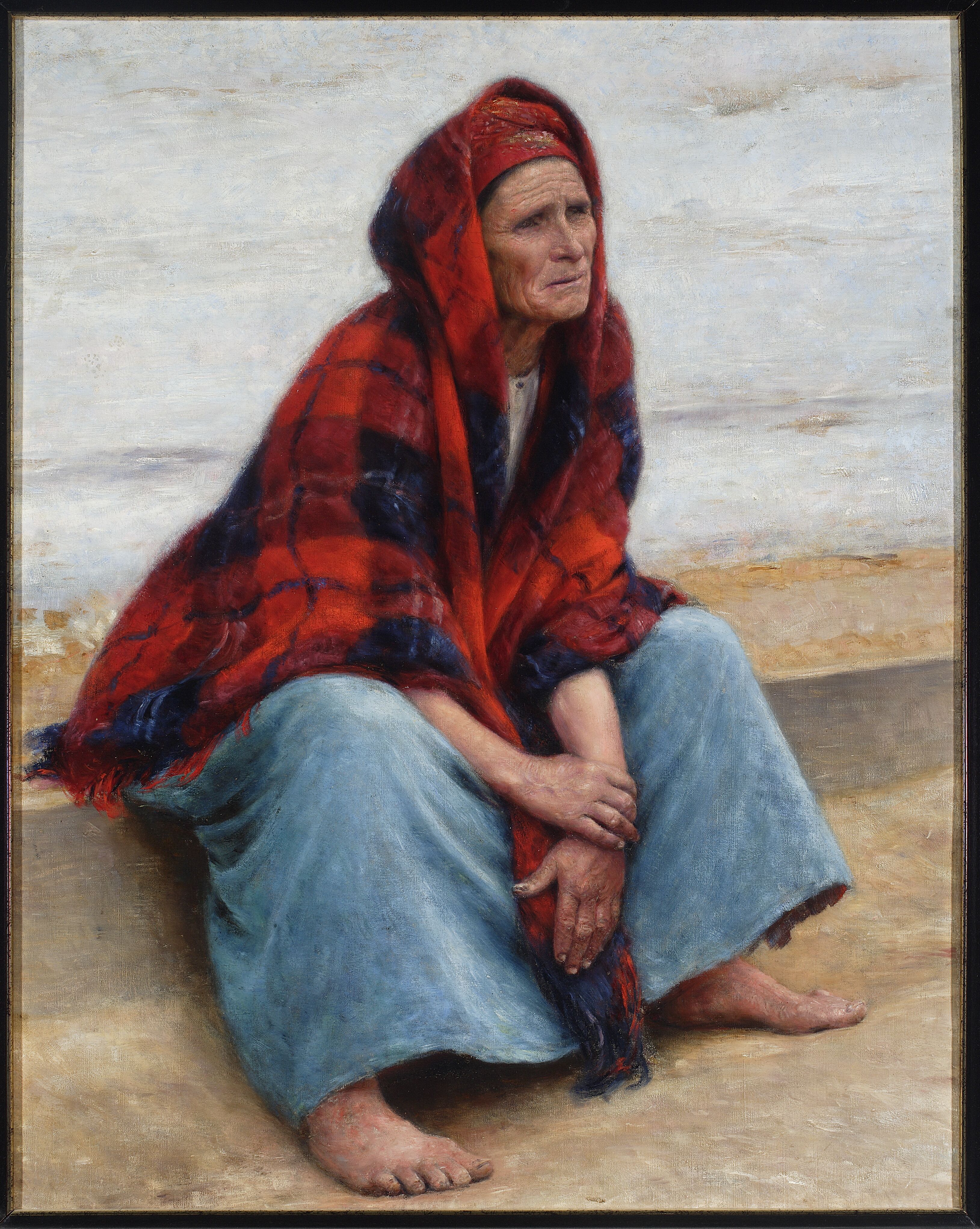 Eine alte Frau sitzt am Strand bei Sonnenuntergang, trägt ein helles Kleid und hat ihr Haar zu einem Dutt gebunden, die Augen geschlossen und die Hände im Schoß ruhend, eingerahmt in einem Foto Rahmen.